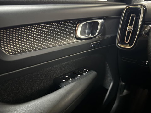 Volvo XC40 2.0 T4 R-Design Pano Camera Carplay Trekh. NAP
