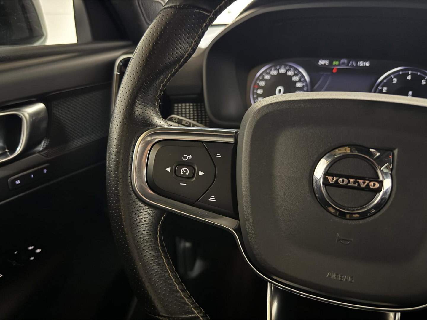 Volvo XC40 2.0 T4 R-Design Pano Camera Carplay Trekh. NAP