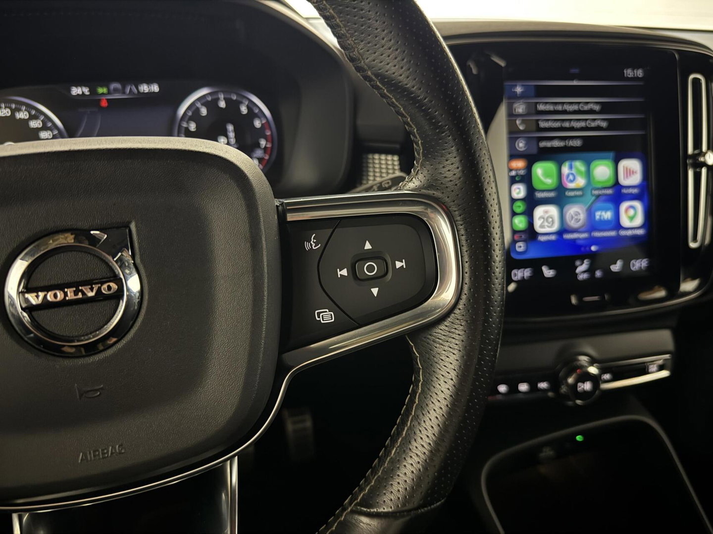 Volvo XC40 2.0 T4 R-Design Pano Camera Carplay Trekh. NAP