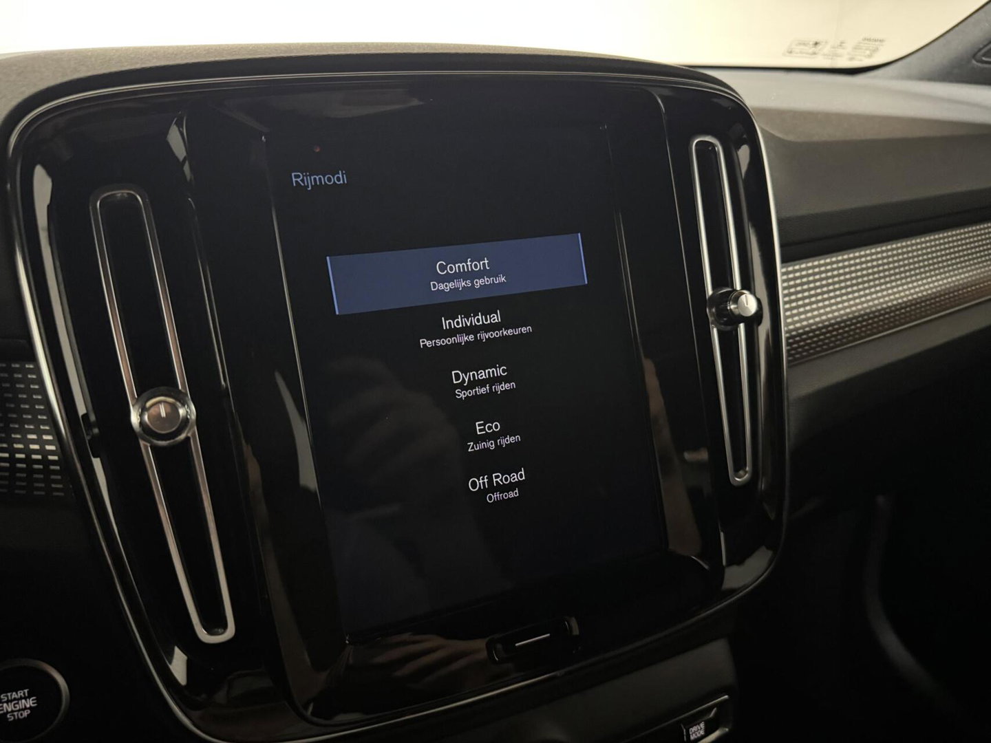 Volvo XC40 2.0 T4 R-Design Pano Camera Carplay Trekh. NAP
