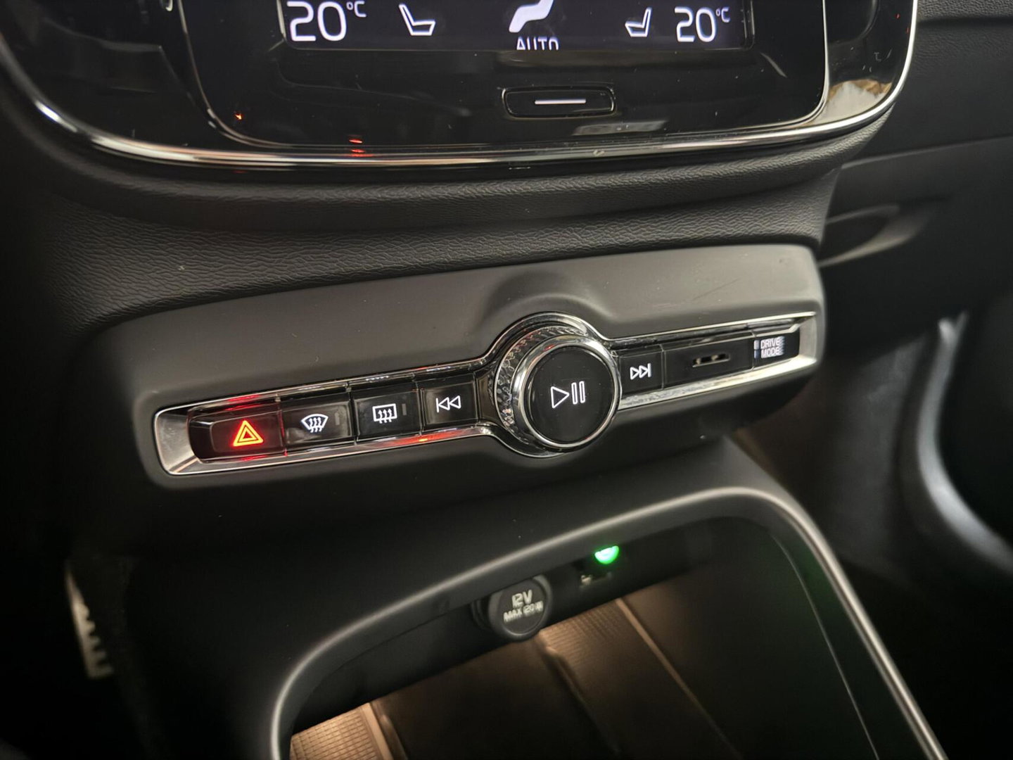 Volvo XC40 2.0 T4 R-Design Pano Camera Carplay Trekh. NAP