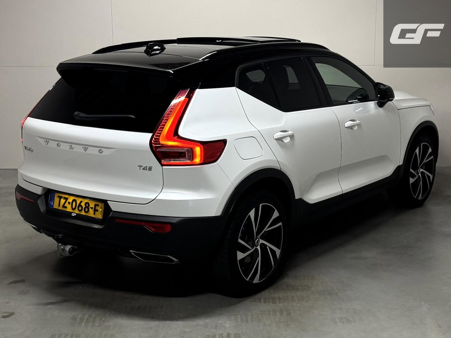 Volvo XC40 2.0 T4 R-Design Pano Camera Carplay Trekh. NAP
