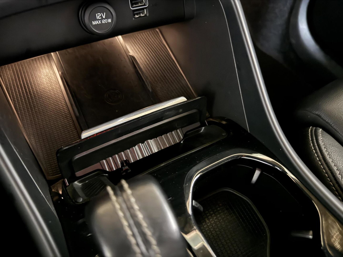 Volvo XC40 2.0 T4 R-Design Pano Camera Carplay Trekh. NAP