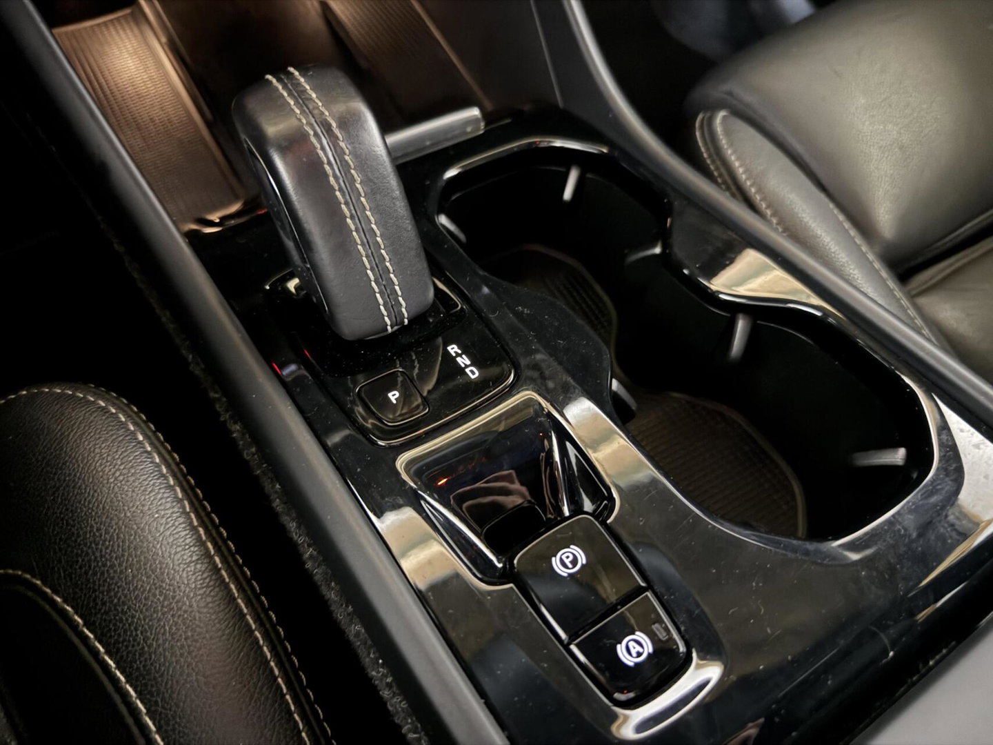 Volvo XC40 2.0 T4 R-Design Pano Camera Carplay Trekh. NAP