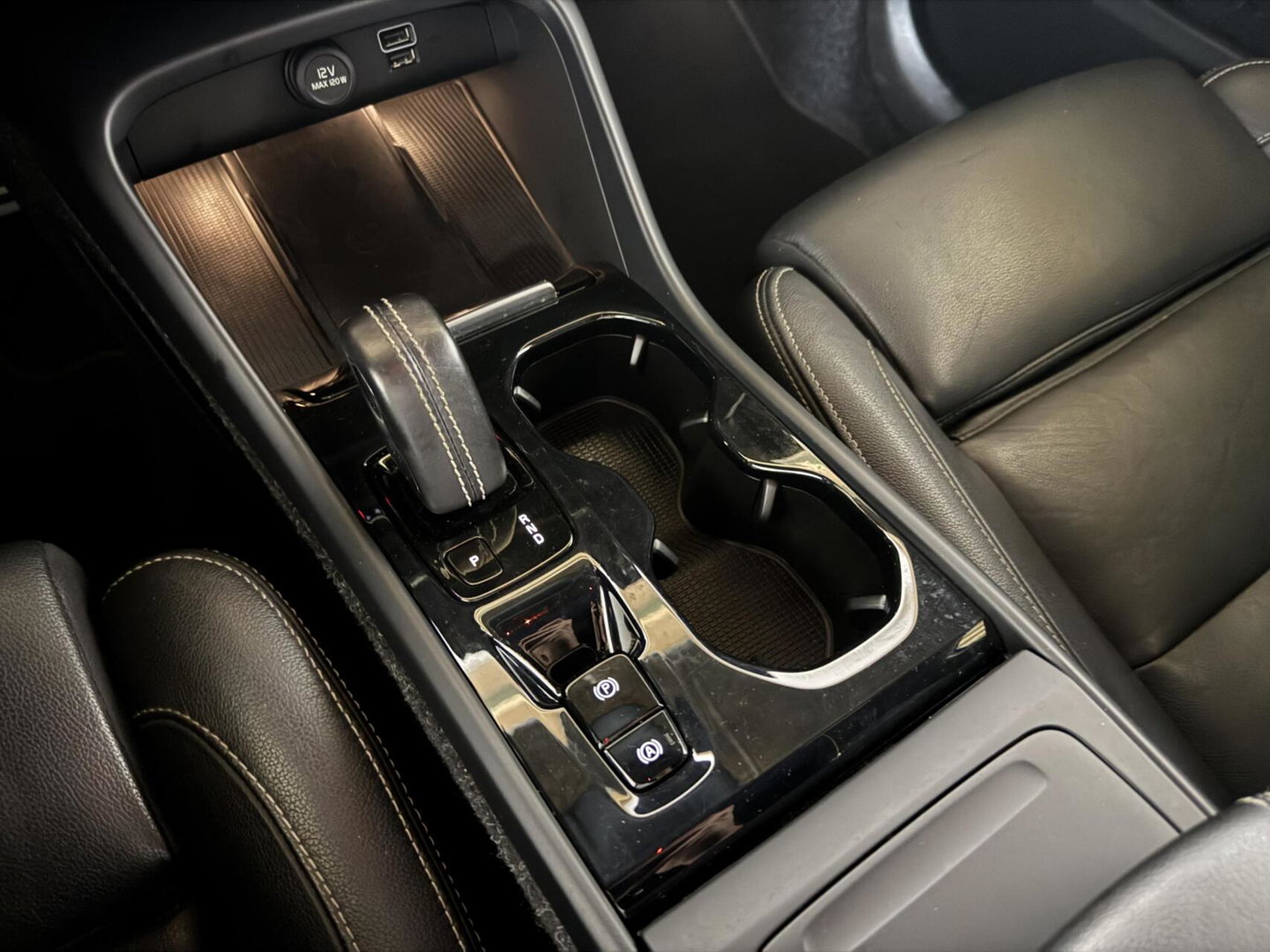 Volvo XC40 2.0 T4 R-Design Pano Camera Carplay Trekh. NAP