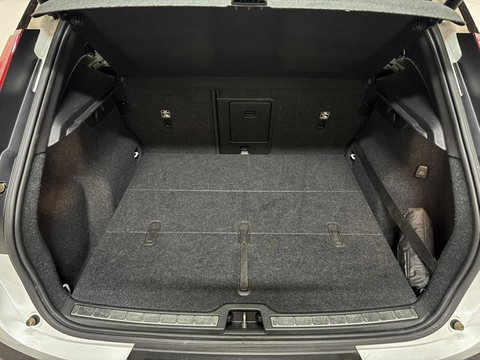 Volvo XC40 2.0 T4 R-Design Pano Camera Carplay Trekh. NAP