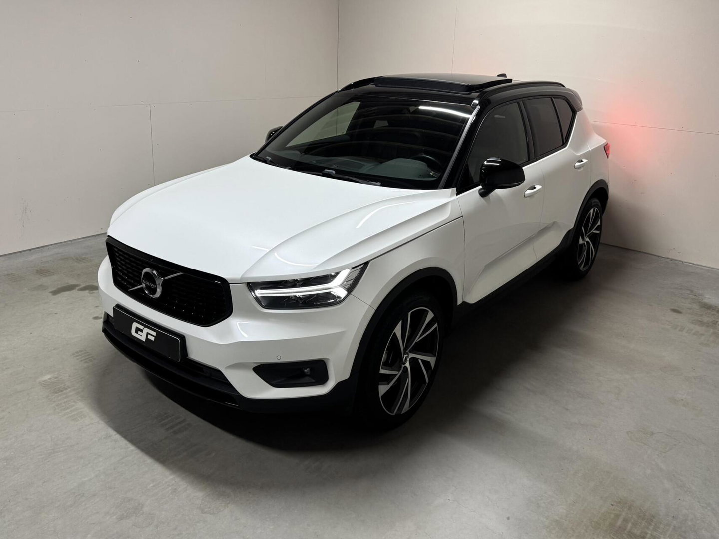 Volvo XC40 2.0 T4 R-Design Pano Camera Carplay Trekh. NAP