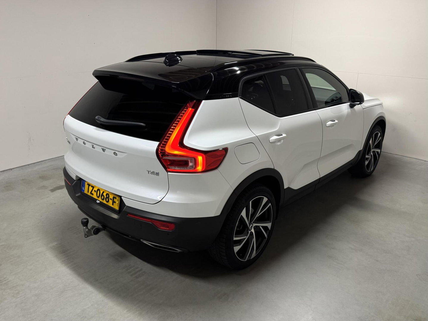 Volvo XC40 2.0 T4 R-Design Pano Camera Carplay Trekh. NAP