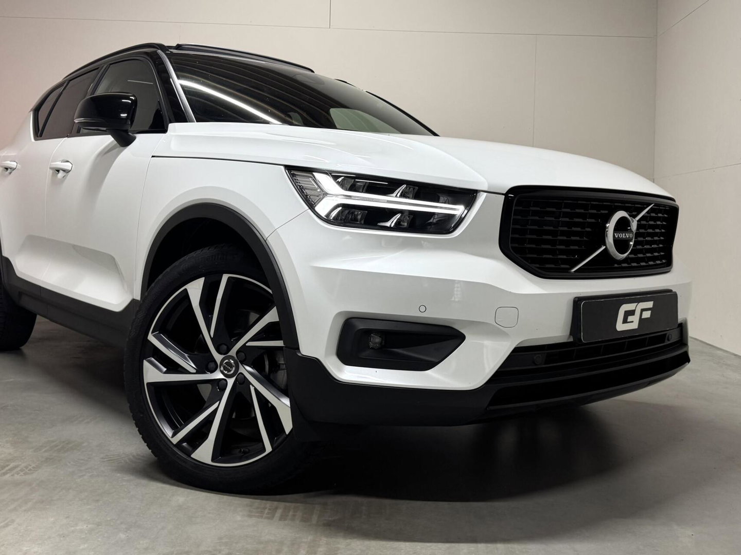 Volvo XC40 2.0 T4 R-Design Pano Camera Carplay Trekh. NAP