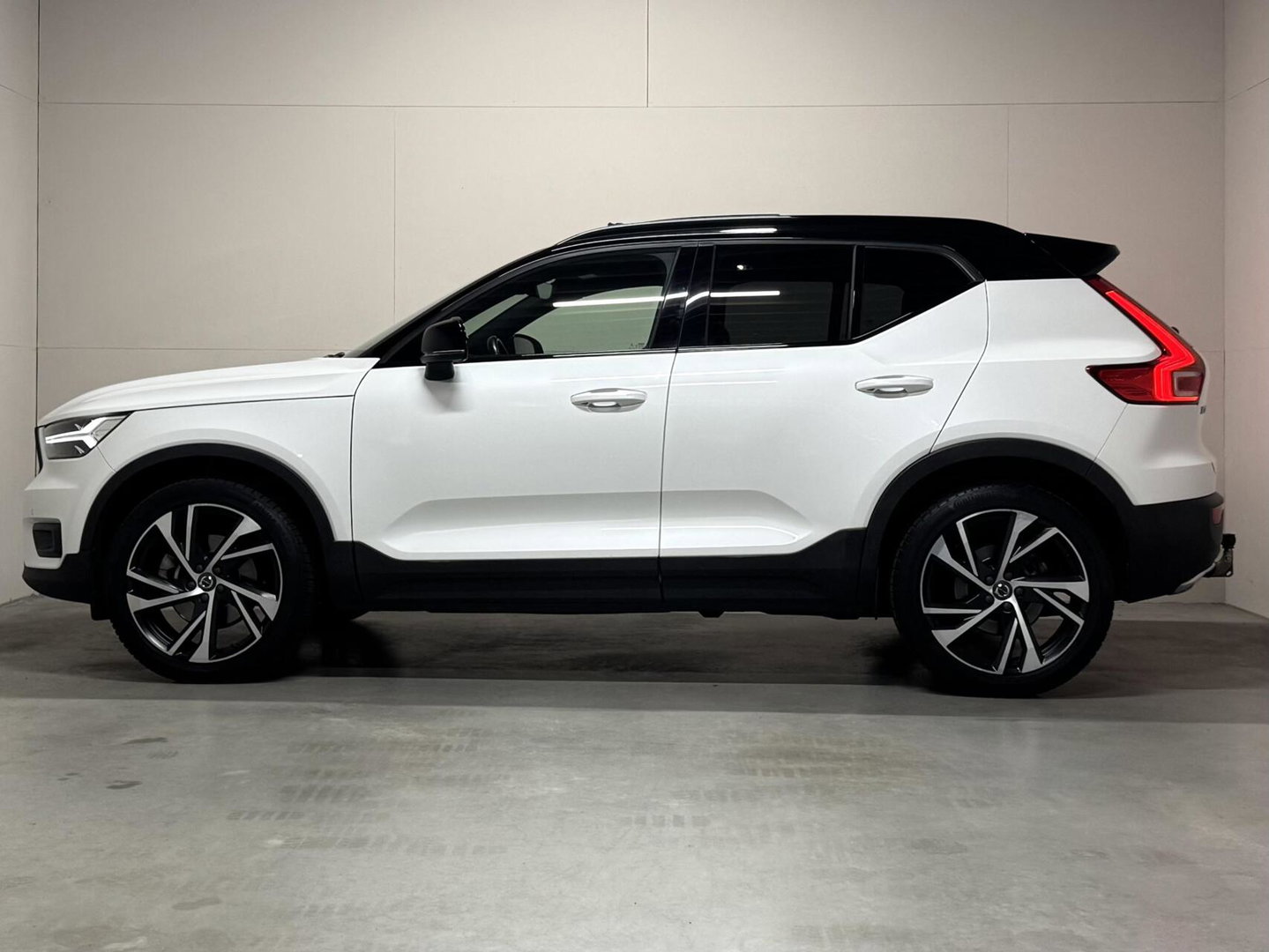 Volvo XC40 2.0 T4 R-Design Pano Camera Carplay Trekh. NAP