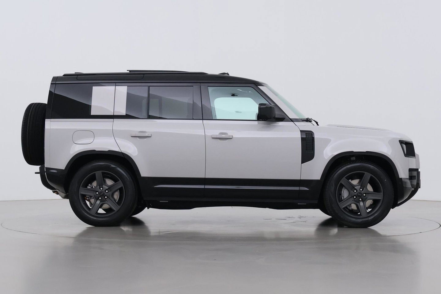 Land Rover Defender 110 P300e X-Dynamic SE | Luchtvering | ClearSight | Black Pack | Panoramadak | Trekhaak | 360° Camera | Koelbox | ACC