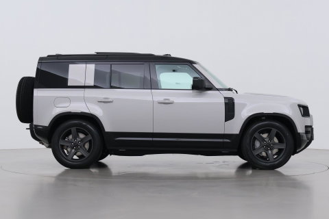 Land Rover Defender 110 P300e X-Dynamic SE | Luchtvering | ClearSight | Black Pack | Panoramadak | Trekhaak | 360° Camera | Koelbox | ACC