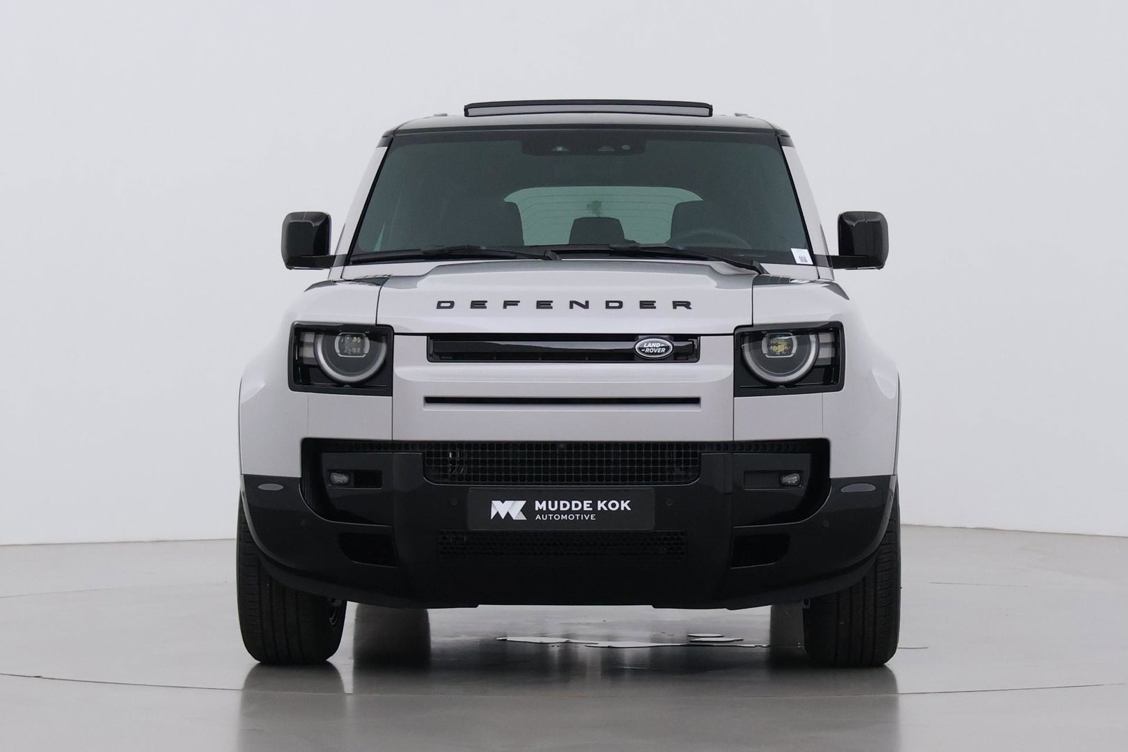 Land Rover Defender 110 P300e X-Dynamic SE | Luchtvering | ClearSight | Black Pack | Panoramadak | Trekhaak | 360° Camera | Koelbox | ACC