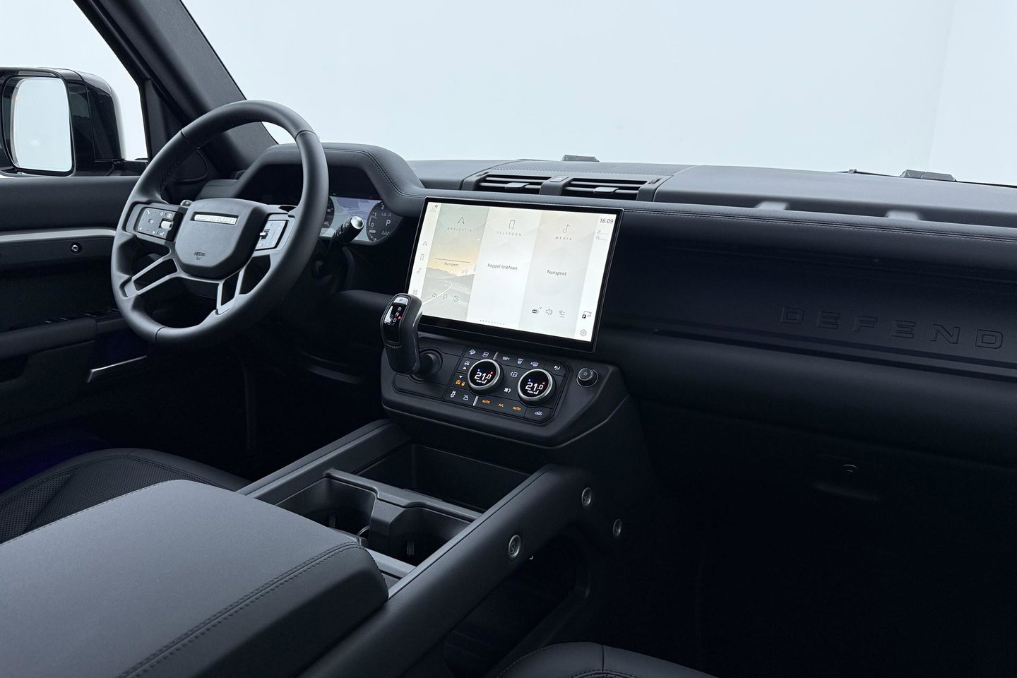 Land Rover Defender 110 P300e X-Dynamic SE | Luchtvering | ClearSight | Black Pack | Panoramadak | Trekhaak | 360° Camera | Koelbox | ACC