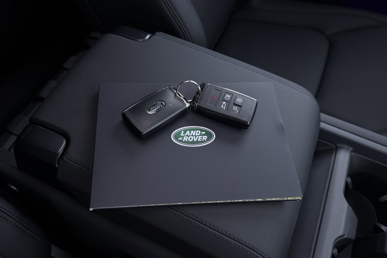 Land Rover Defender 110 P300e X-Dynamic SE | Luchtvering | ClearSight | Black Pack | Panoramadak | Trekhaak | 360° Camera | Koelbox | ACC