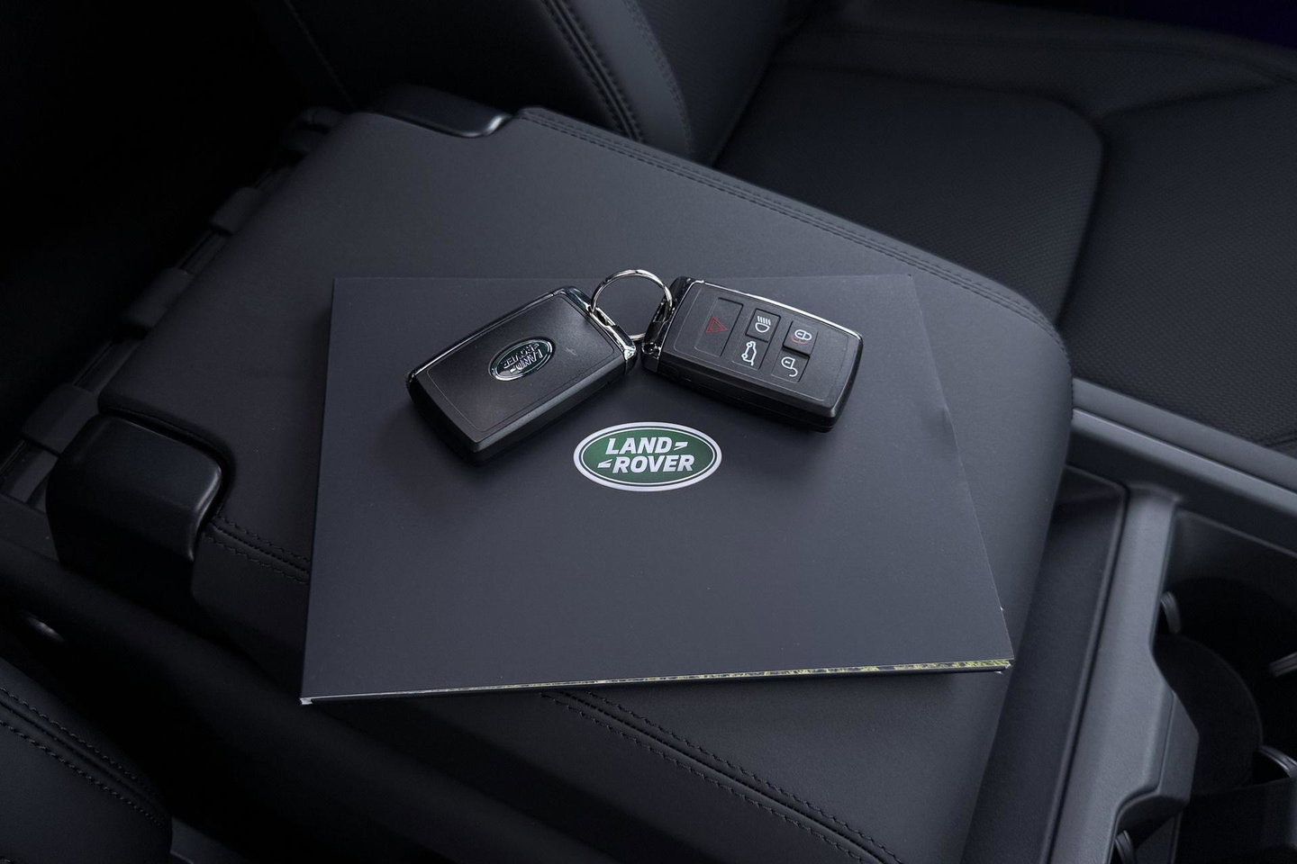 Land Rover Defender 110 P300e X-Dynamic SE | Luchtvering | ClearSight | Black Pack | Panoramadak | Trekhaak | 360° Camera | Koelbox | ACC