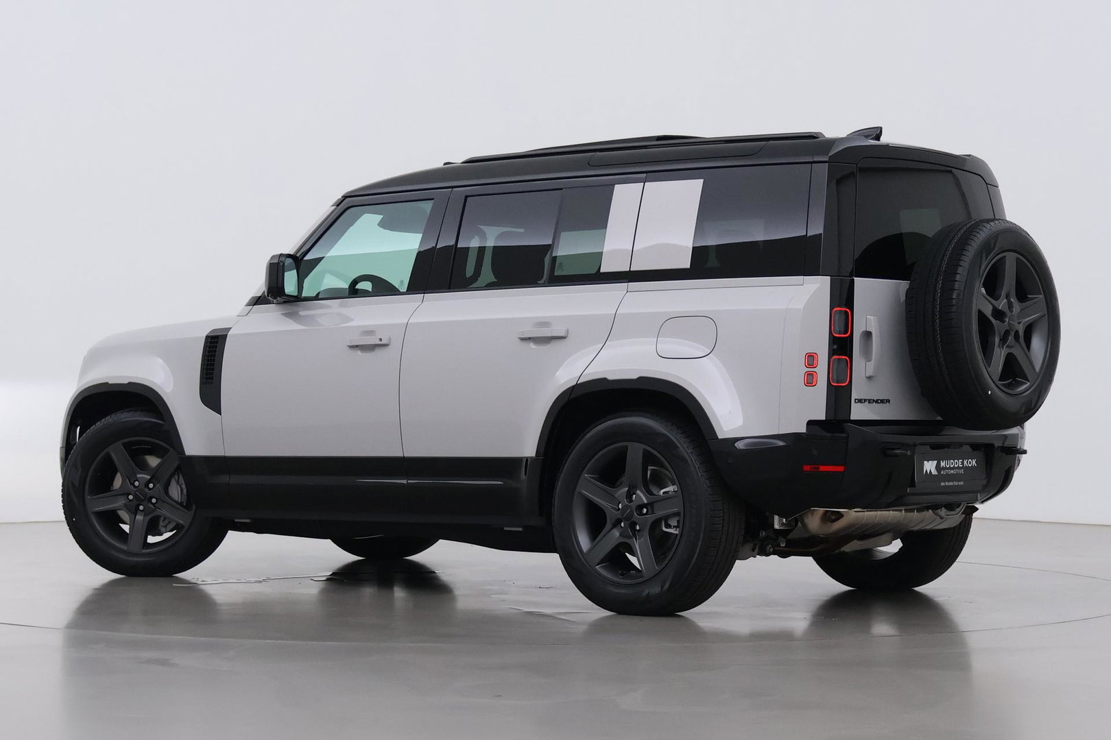 Land Rover Defender 110 P300e X-Dynamic SE | Luchtvering | ClearSight | Black Pack | Panoramadak | Trekhaak | 360° Camera | Koelbox | ACC