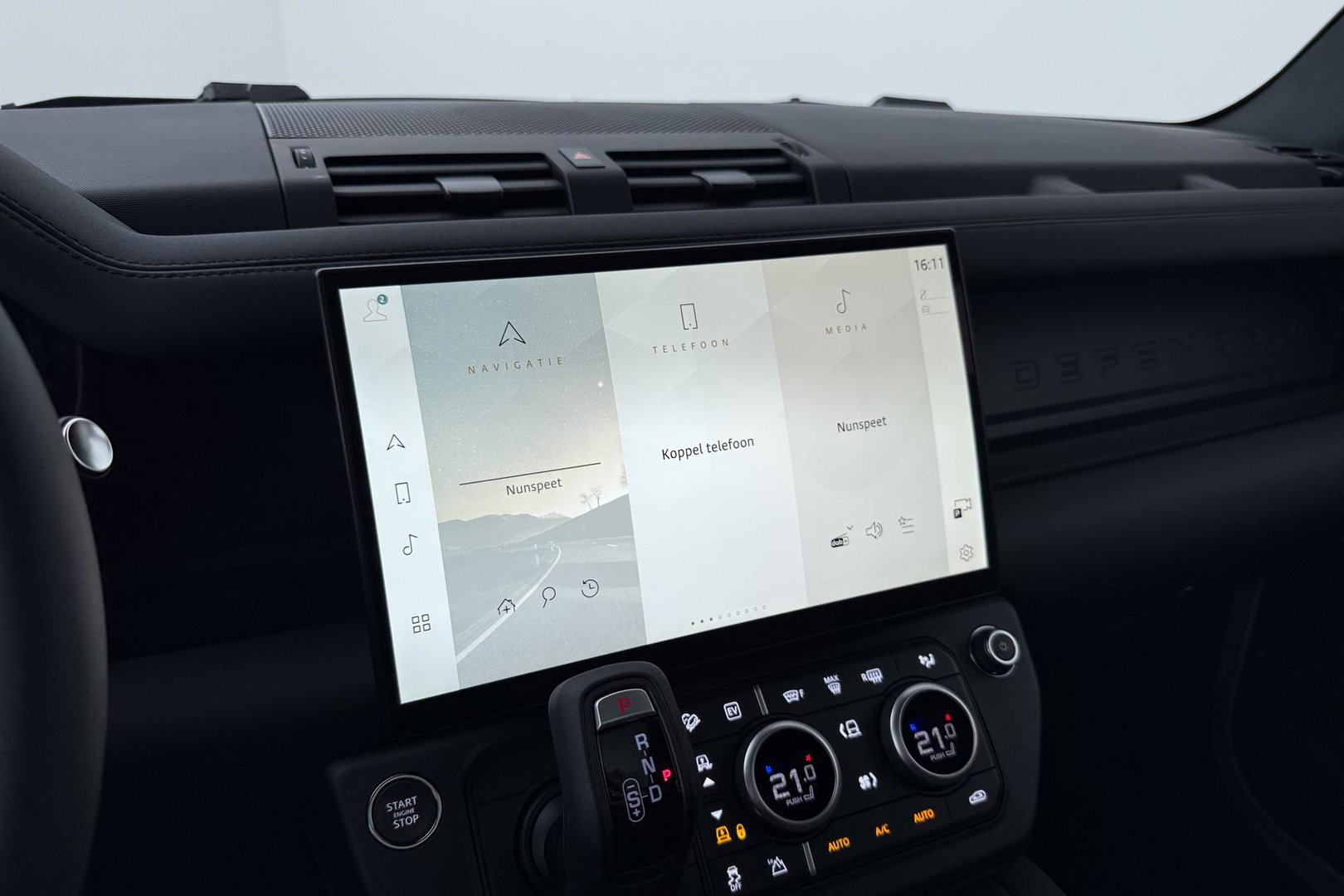 Land Rover Defender 110 P300e X-Dynamic SE | Luchtvering | ClearSight | Black Pack | Panoramadak | Trekhaak | 360° Camera | Koelbox | ACC
