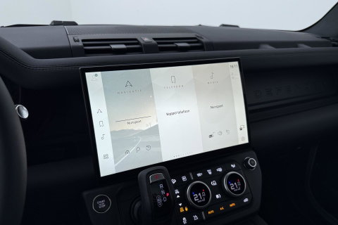 Land Rover Defender 110 P300e X-Dynamic SE | Luchtvering | ClearSight | Black Pack | Panoramadak | Trekhaak | 360° Camera | Koelbox | ACC