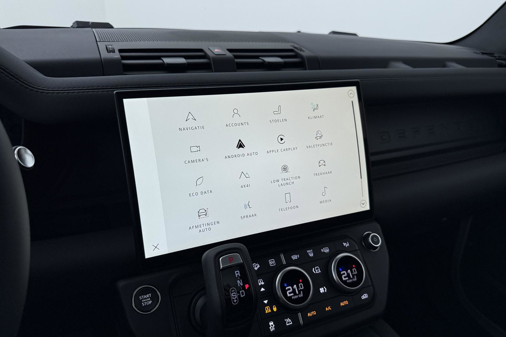 Land Rover Defender 110 P300e X-Dynamic SE | Luchtvering | ClearSight | Black Pack | Panoramadak | Trekhaak | 360° Camera | Koelbox | ACC