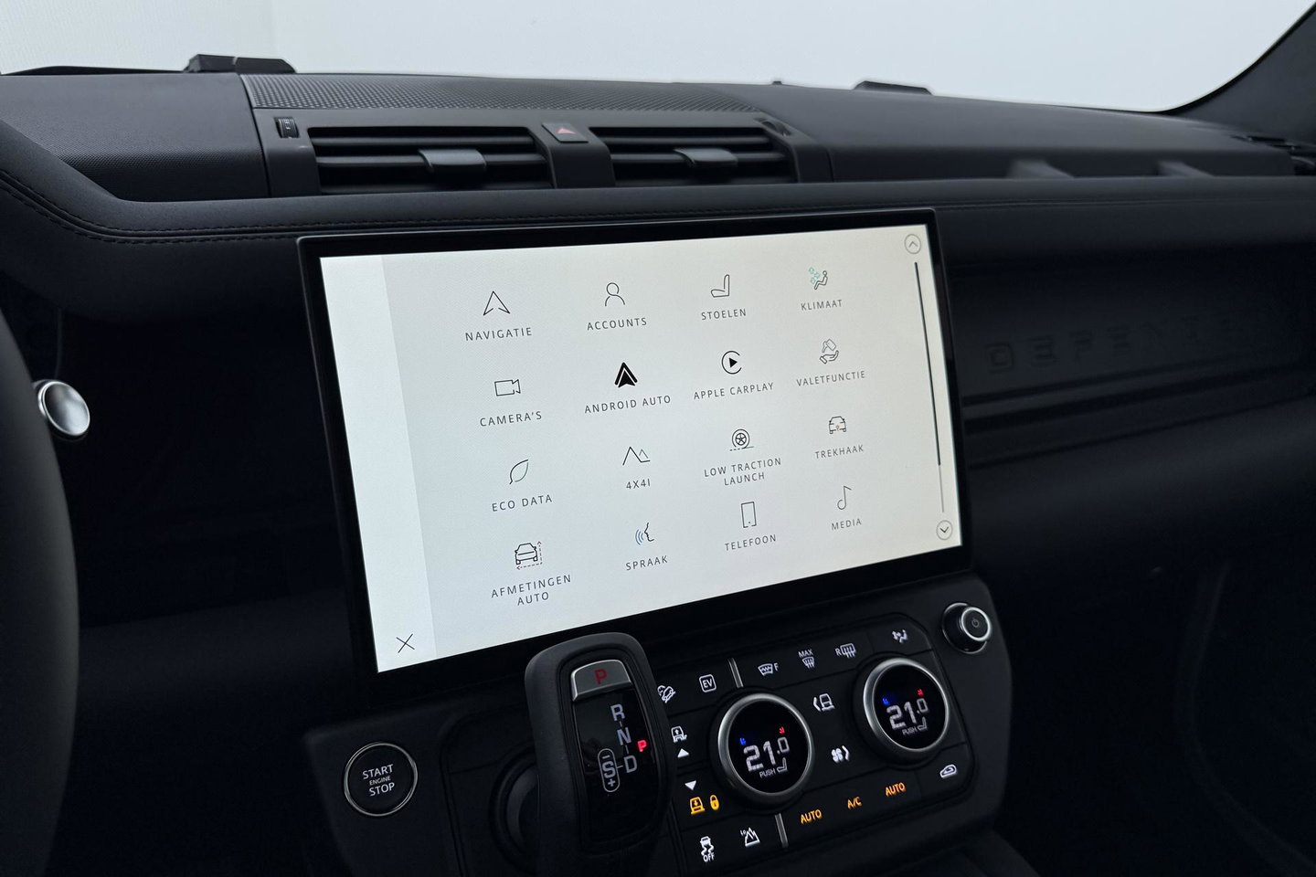 Land Rover Defender 110 P300e X-Dynamic SE | Luchtvering | ClearSight | Black Pack | Panoramadak | Trekhaak | 360° Camera | Koelbox | ACC