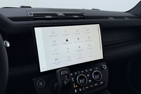 Land Rover Defender 110 P300e X-Dynamic SE | Luchtvering | ClearSight | Black Pack | Panoramadak | Trekhaak | 360° Camera | Koelbox | ACC
