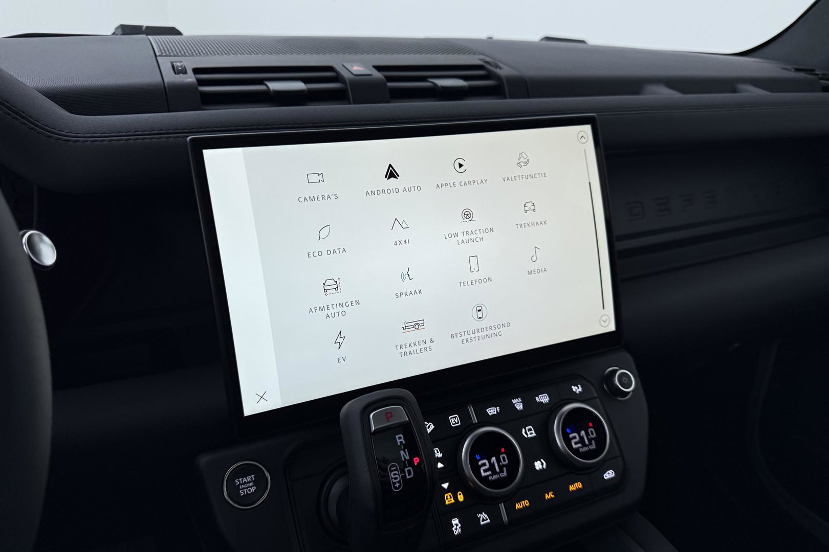 Land Rover Defender 110 P300e X-Dynamic SE | Luchtvering | ClearSight | Black Pack | Panoramadak | Trekhaak | 360° Camera | Koelbox | ACC