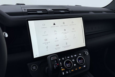 Land Rover Defender 110 P300e X-Dynamic SE | Luchtvering | ClearSight | Black Pack | Panoramadak | Trekhaak | 360° Camera | Koelbox | ACC