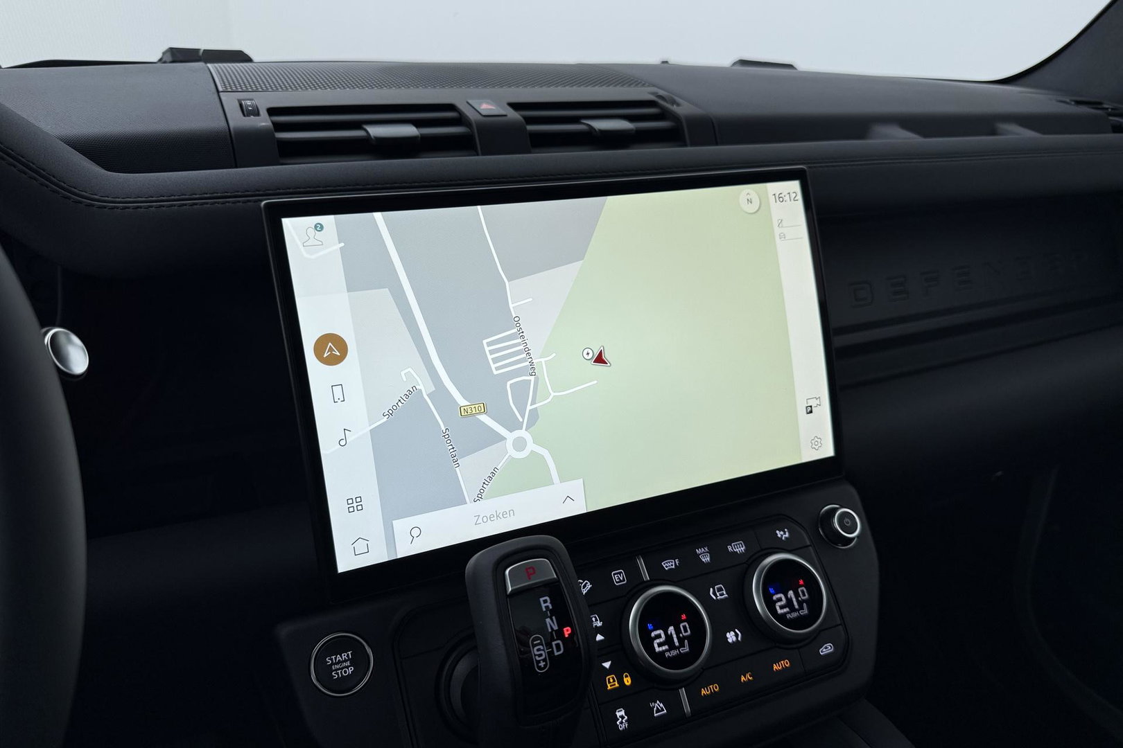 Land Rover Defender 110 P300e X-Dynamic SE | Luchtvering | ClearSight | Black Pack | Panoramadak | Trekhaak | 360° Camera | Koelbox | ACC