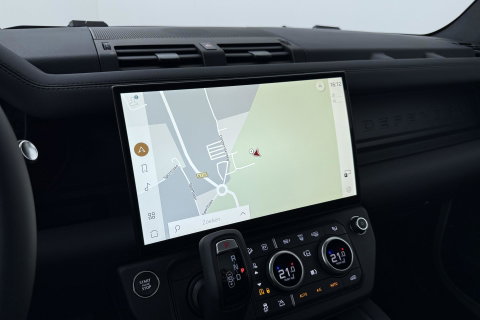 Land Rover Defender 110 P300e X-Dynamic SE | Luchtvering | ClearSight | Black Pack | Panoramadak | Trekhaak | 360° Camera | Koelbox | ACC