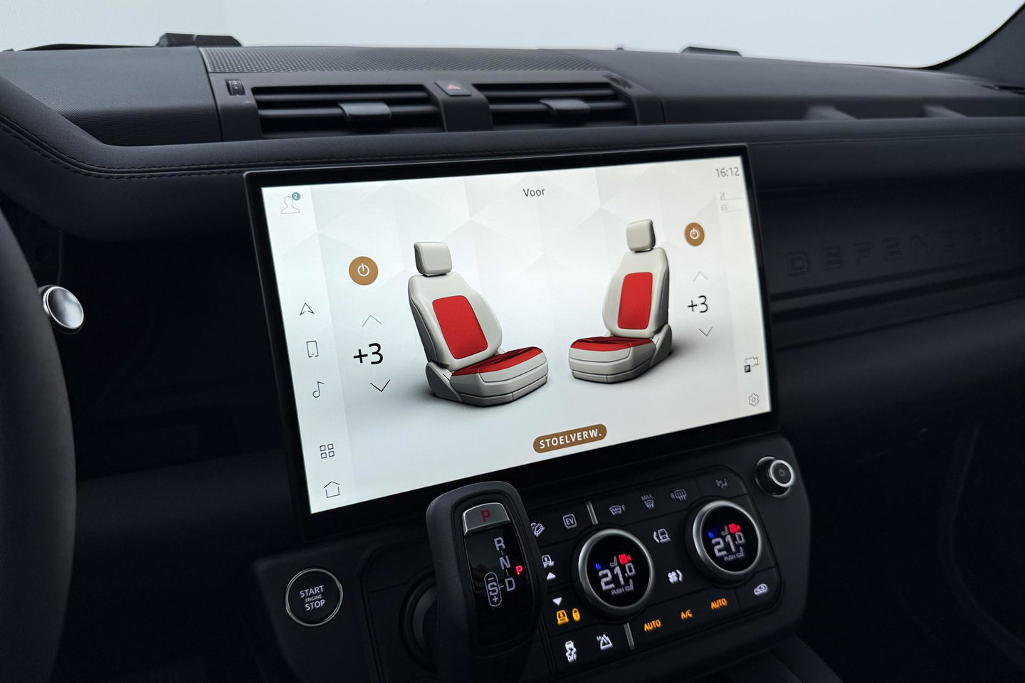 Land Rover Defender 110 P300e X-Dynamic SE | Luchtvering | ClearSight | Black Pack | Panoramadak | Trekhaak | 360° Camera | Koelbox | ACC