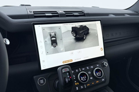 Land Rover Defender 110 P300e X-Dynamic SE | Luchtvering | ClearSight | Black Pack | Panoramadak | Trekhaak | 360° Camera | Koelbox | ACC