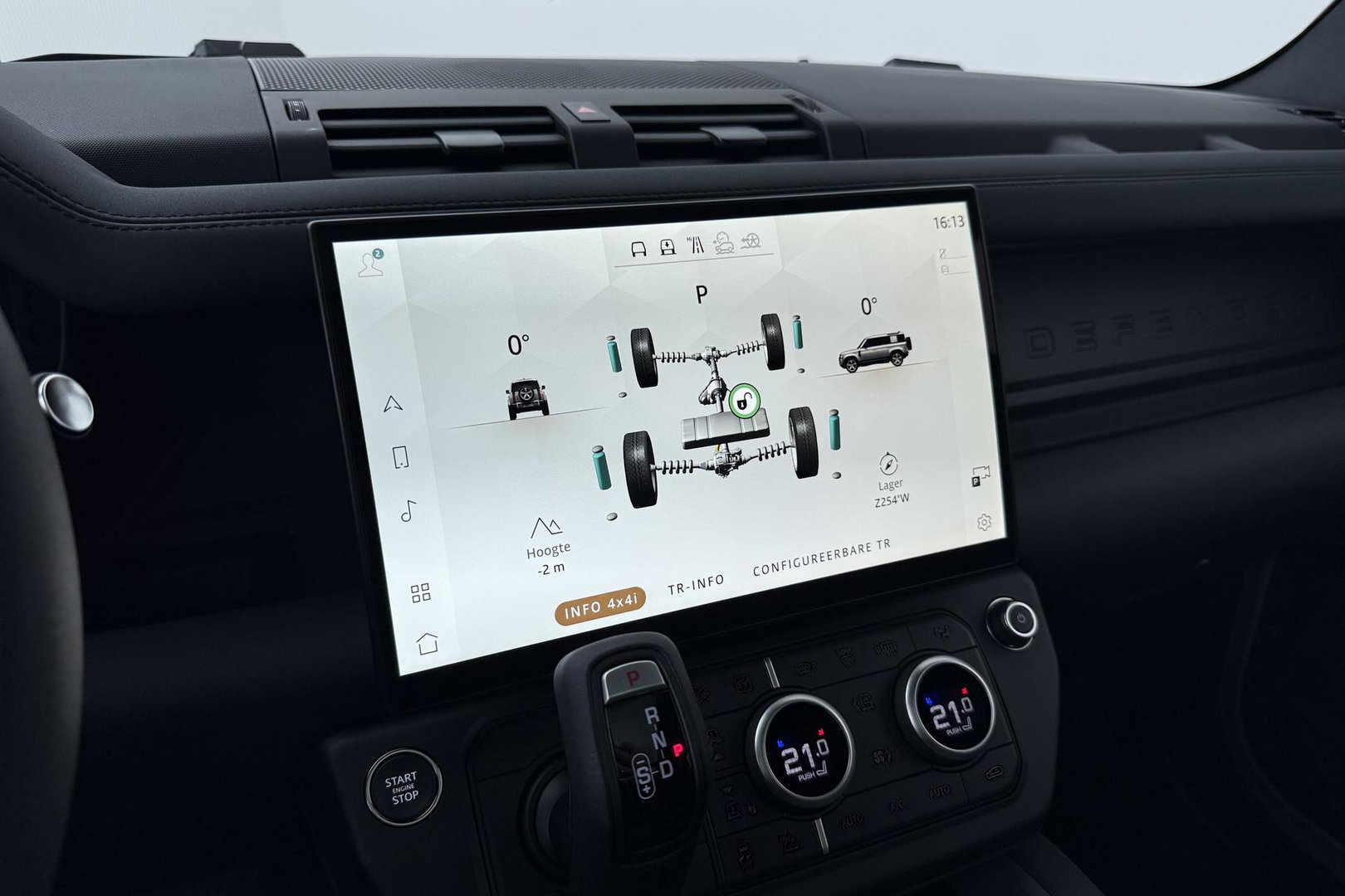 Land Rover Defender 110 P300e X-Dynamic SE | Luchtvering | ClearSight | Black Pack | Panoramadak | Trekhaak | 360° Camera | Koelbox | ACC