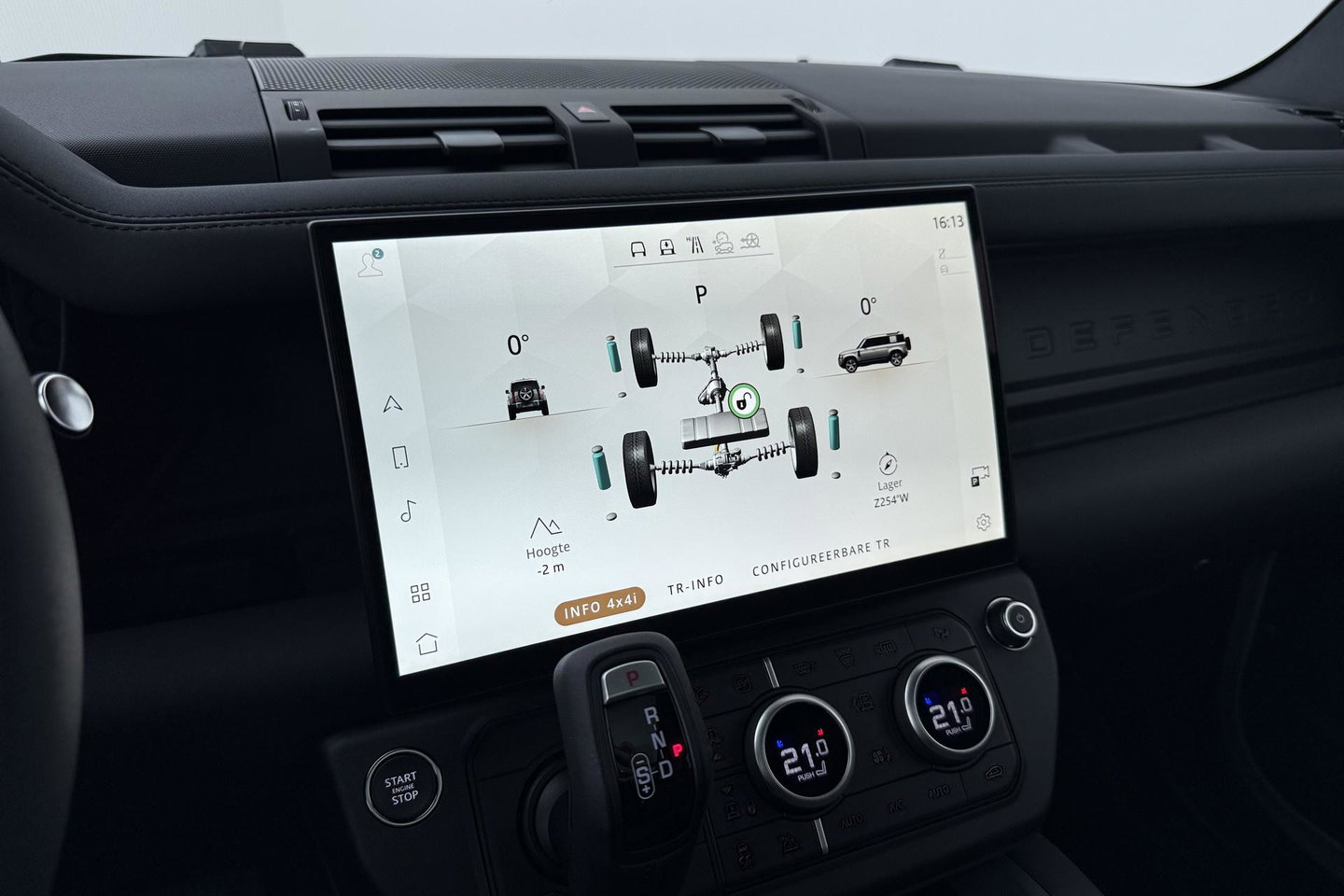 Land Rover Defender 110 P300e X-Dynamic SE | Luchtvering | ClearSight | Black Pack | Panoramadak | Trekhaak | 360° Camera | Koelbox | ACC
