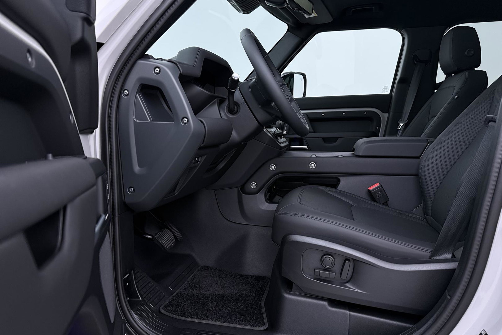 Land Rover Defender 110 P300e X-Dynamic SE | Luchtvering | ClearSight | Black Pack | Panoramadak | Trekhaak | 360° Camera | Koelbox | ACC
