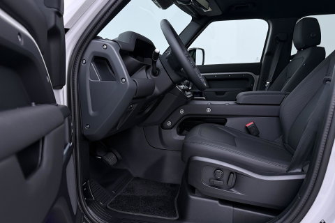 Land Rover Defender 110 P300e X-Dynamic SE | Luchtvering | ClearSight | Black Pack | Panoramadak | Trekhaak | 360° Camera | Koelbox | ACC