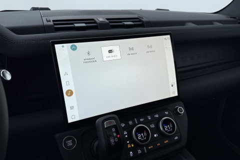 Land Rover Defender 110 P300e X-Dynamic SE | Luchtvering | ClearSight | Black Pack | Panoramadak | Trekhaak | 360° Camera | Koelbox | ACC