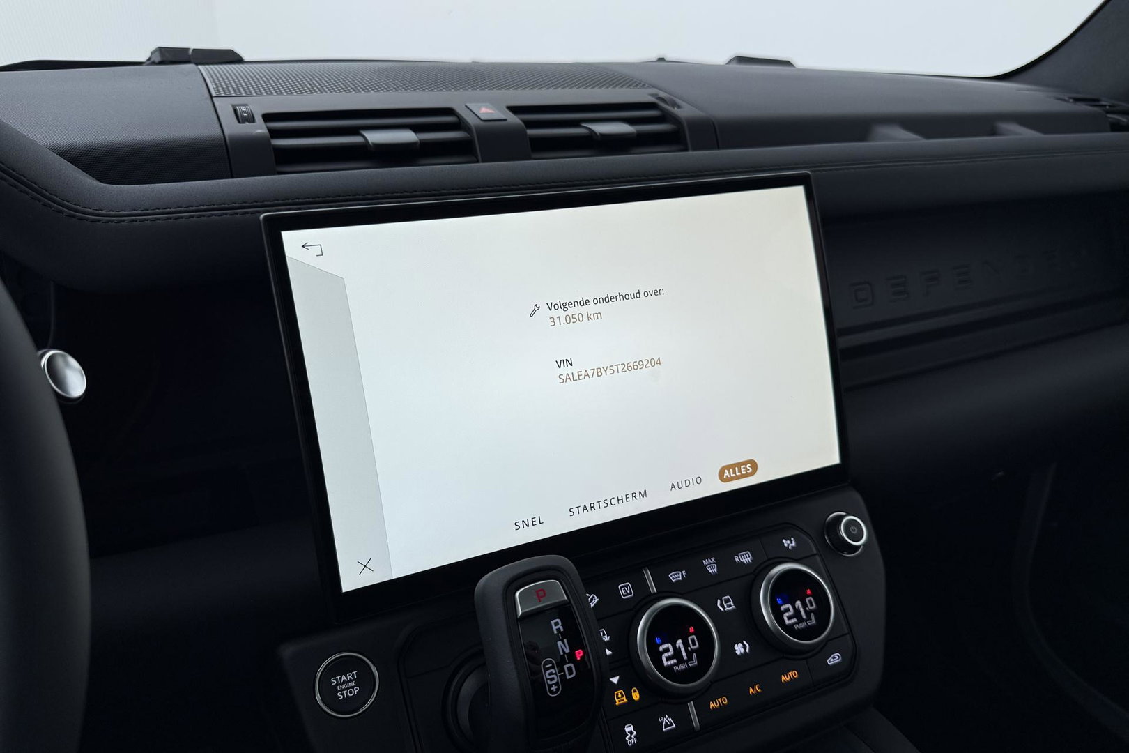 Land Rover Defender 110 P300e X-Dynamic SE | Luchtvering | ClearSight | Black Pack | Panoramadak | Trekhaak | 360° Camera | Koelbox | ACC