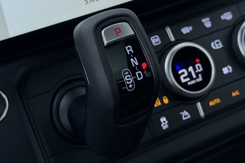 Land Rover Defender 110 P300e X-Dynamic SE | Luchtvering | ClearSight | Black Pack | Panoramadak | Trekhaak | 360° Camera | Koelbox | ACC