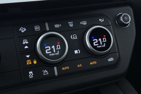 Land Rover Defender 110 P300e X-Dynamic SE | Luchtvering | ClearSight | Black Pack | Panoramadak | Trekhaak | 360° Camera | Koelbox | ACC