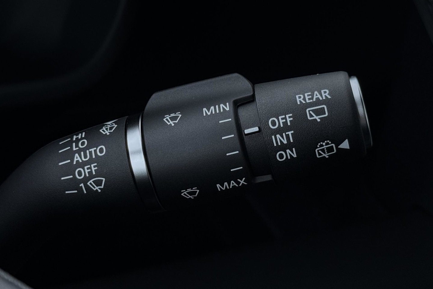 Land Rover Defender 110 P300e X-Dynamic SE | Luchtvering | ClearSight | Black Pack | Panoramadak | Trekhaak | 360° Camera | Koelbox | ACC