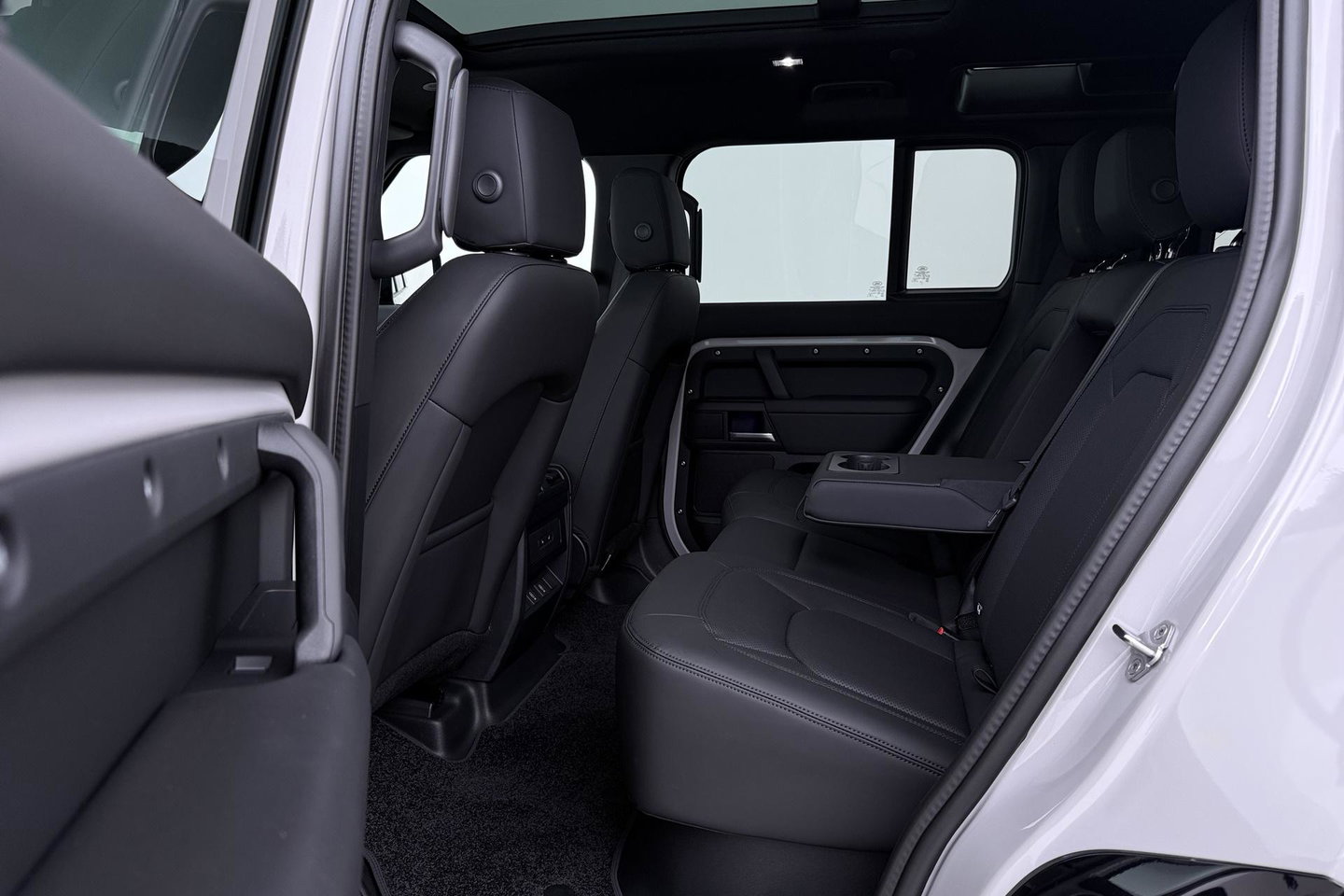 Land Rover Defender 110 P300e X-Dynamic SE | Luchtvering | ClearSight | Black Pack | Panoramadak | Trekhaak | 360° Camera | Koelbox | ACC