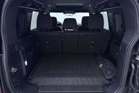 Land Rover Defender 110 P300e X-Dynamic SE | Luchtvering | ClearSight | Black Pack | Panoramadak | Trekhaak | 360° Camera | Koelbox | ACC