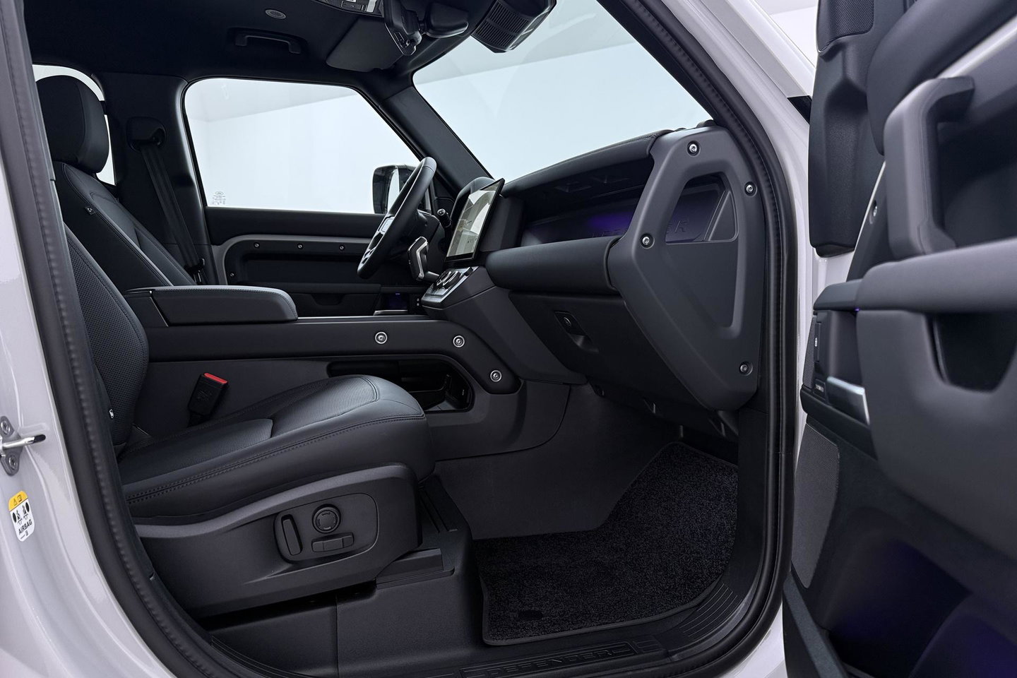 Land Rover Defender 110 P300e X-Dynamic SE | Luchtvering | ClearSight | Black Pack | Panoramadak | Trekhaak | 360° Camera | Koelbox | ACC