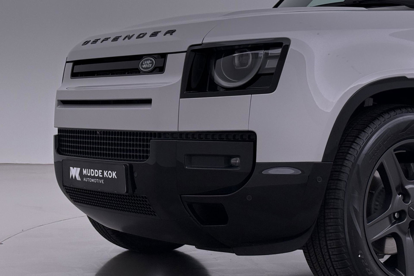 Land Rover Defender 110 P300e X-Dynamic SE | Luchtvering | ClearSight | Black Pack | Panoramadak | Trekhaak | 360° Camera | Koelbox | ACC