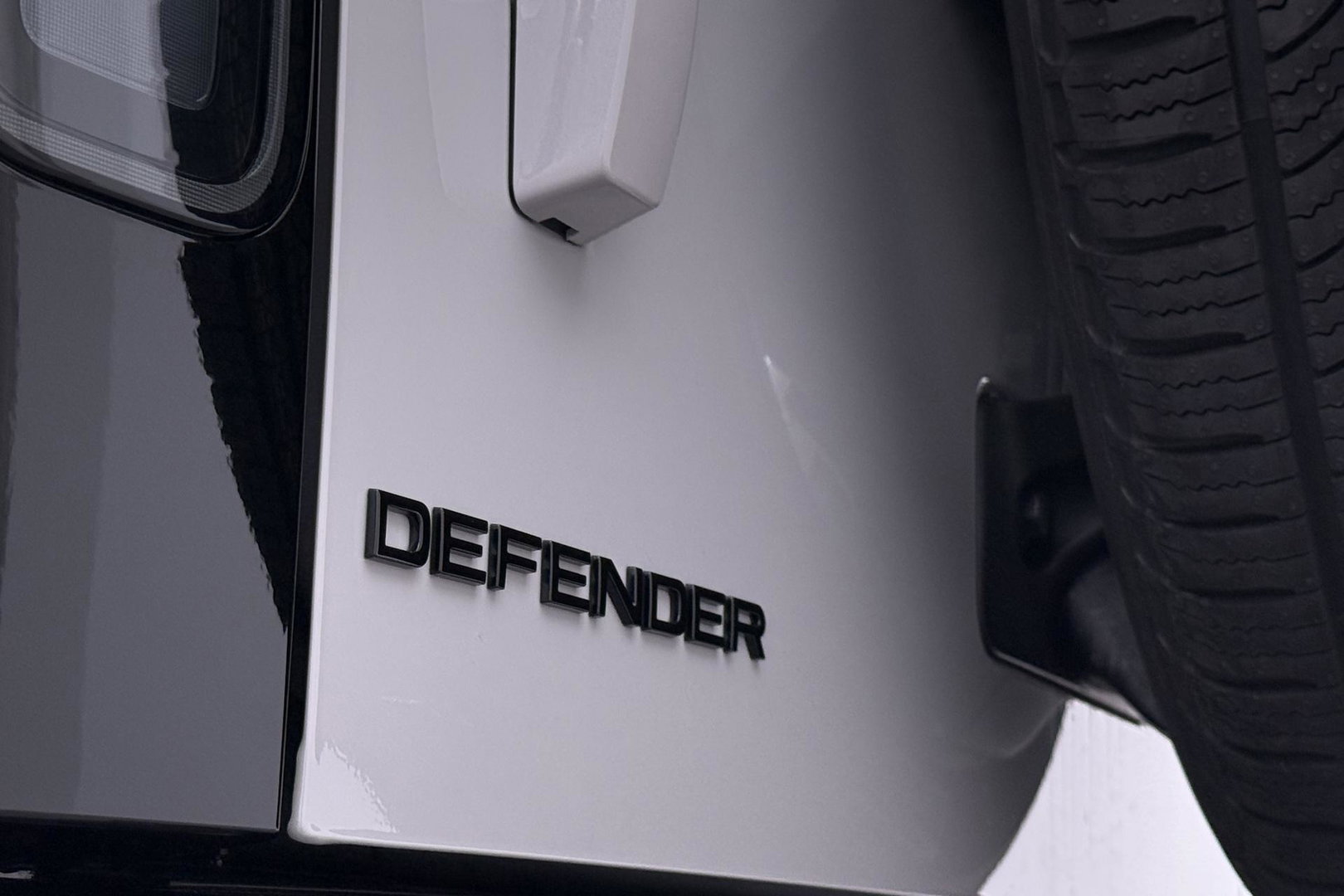 Land Rover Defender 110 P300e X-Dynamic SE | Luchtvering | ClearSight | Black Pack | Panoramadak | Trekhaak | 360° Camera | Koelbox | ACC