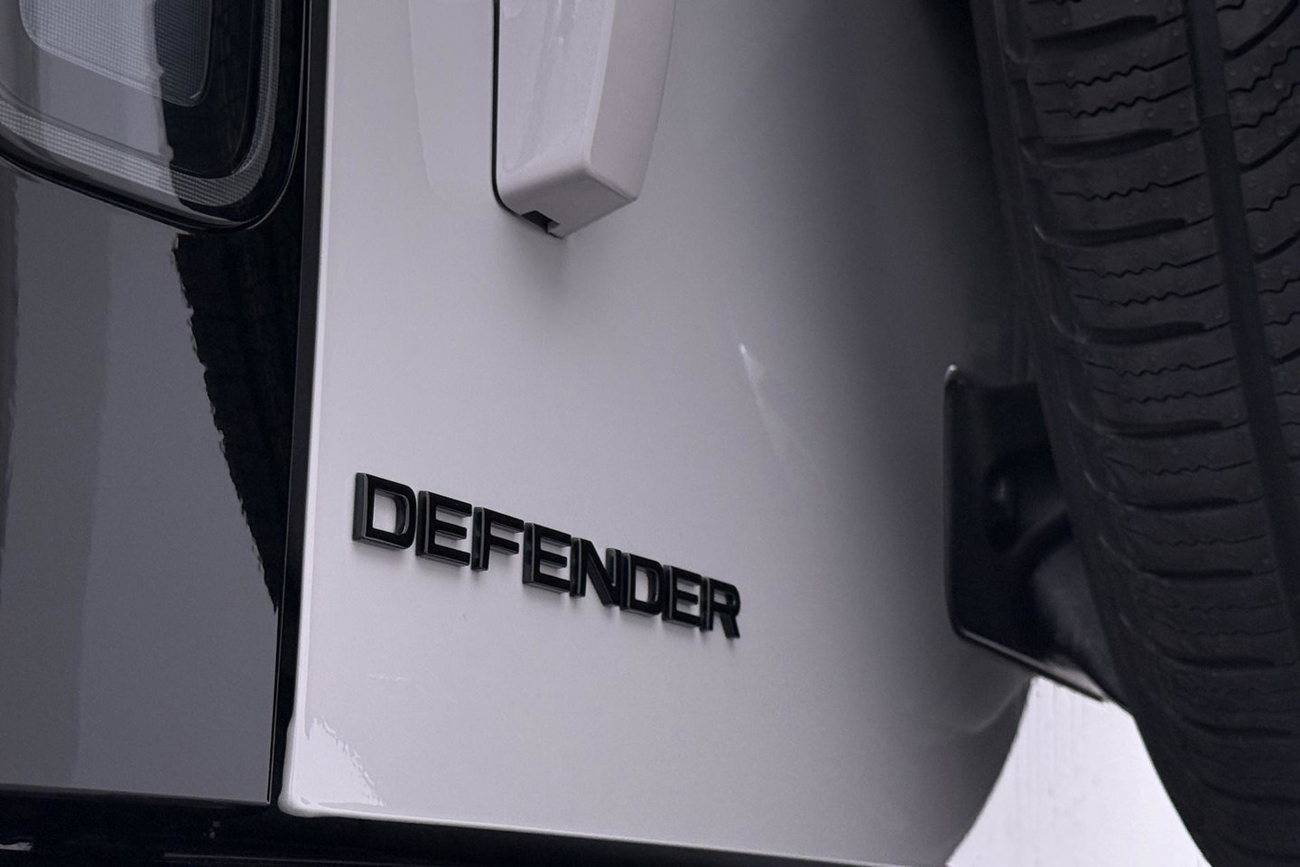Land Rover Defender 110 P300e X-Dynamic SE | Luchtvering | ClearSight | Black Pack | Panoramadak | Trekhaak | 360° Camera | Koelbox | ACC