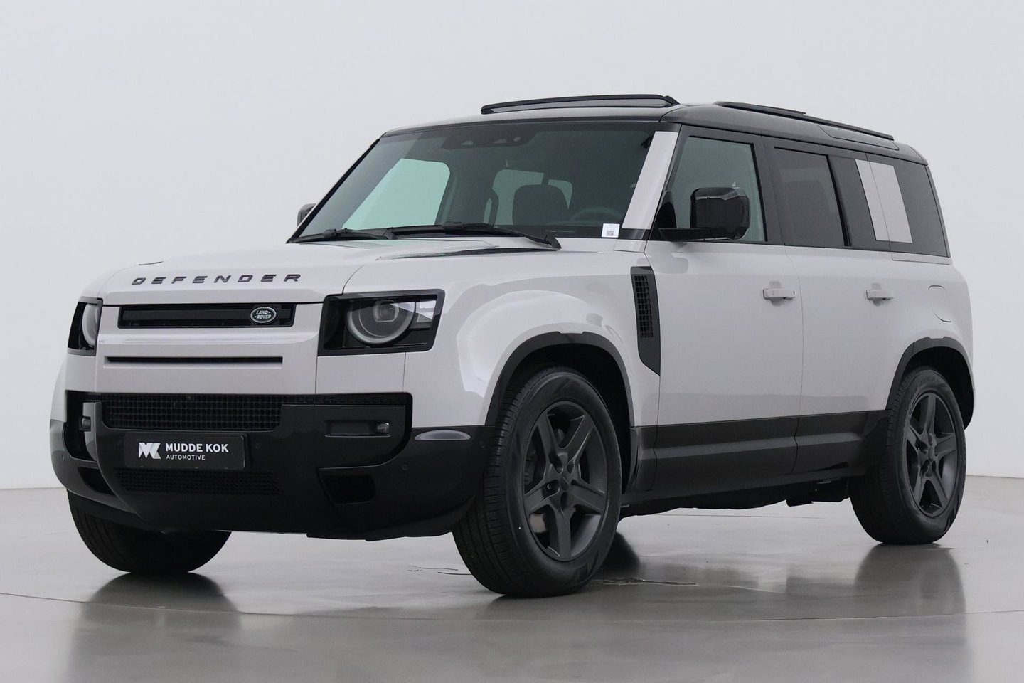 Land Rover Defender 110 P300e X-Dynamic SE | Luchtvering | ClearSight | Black Pack | Panoramadak | Trekhaak | 360° Camera | Koelbox | ACC