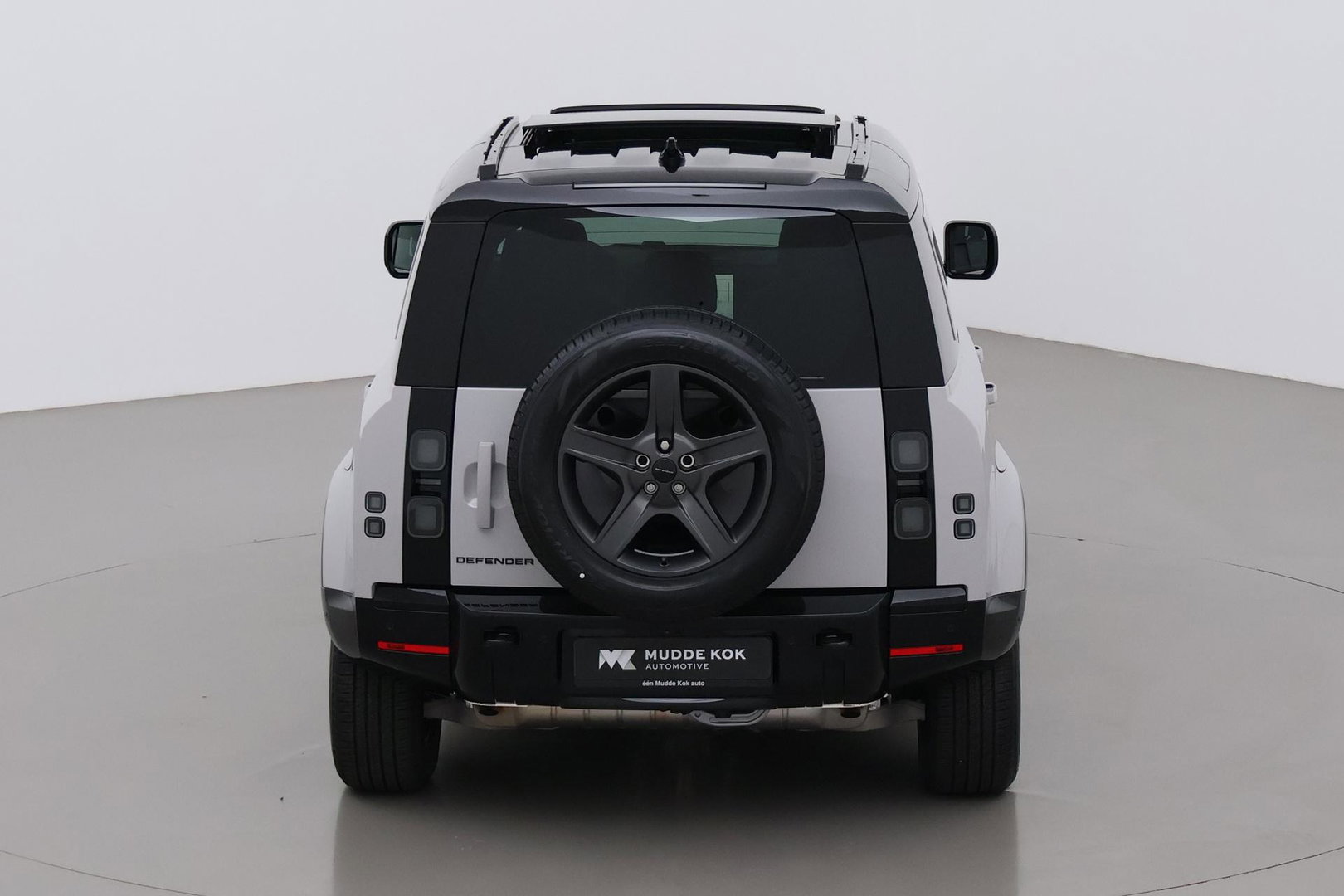 Land Rover Defender 110 P300e X-Dynamic SE | Luchtvering | ClearSight | Black Pack | Panoramadak | Trekhaak | 360° Camera | Koelbox | ACC