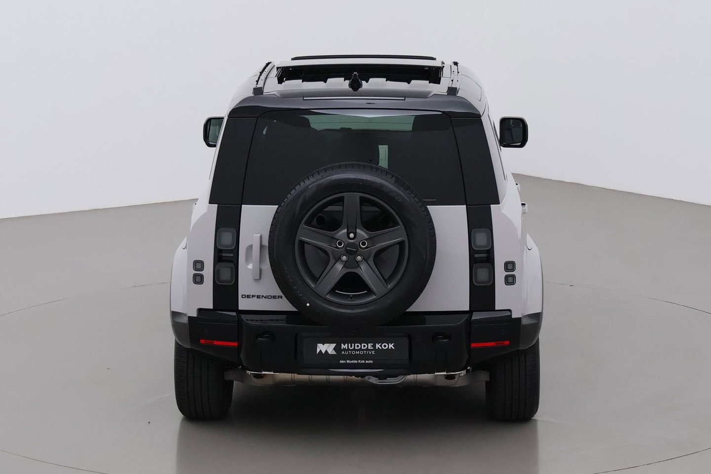 Land Rover Defender 110 P300e X-Dynamic SE | Luchtvering | ClearSight | Black Pack | Panoramadak | Trekhaak | 360° Camera | Koelbox | ACC